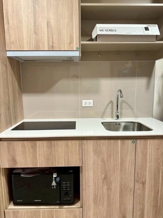 รูป 🔥 “17,000 เท่านั้น ห้องชั้นสูงวิวเมือง ใกล้ MRT พระราม 9 — ห้องแบบนี้หลุดเร็ว จองก่อนมีสิทธิ์ก่อน” - รูปที่ 3/10