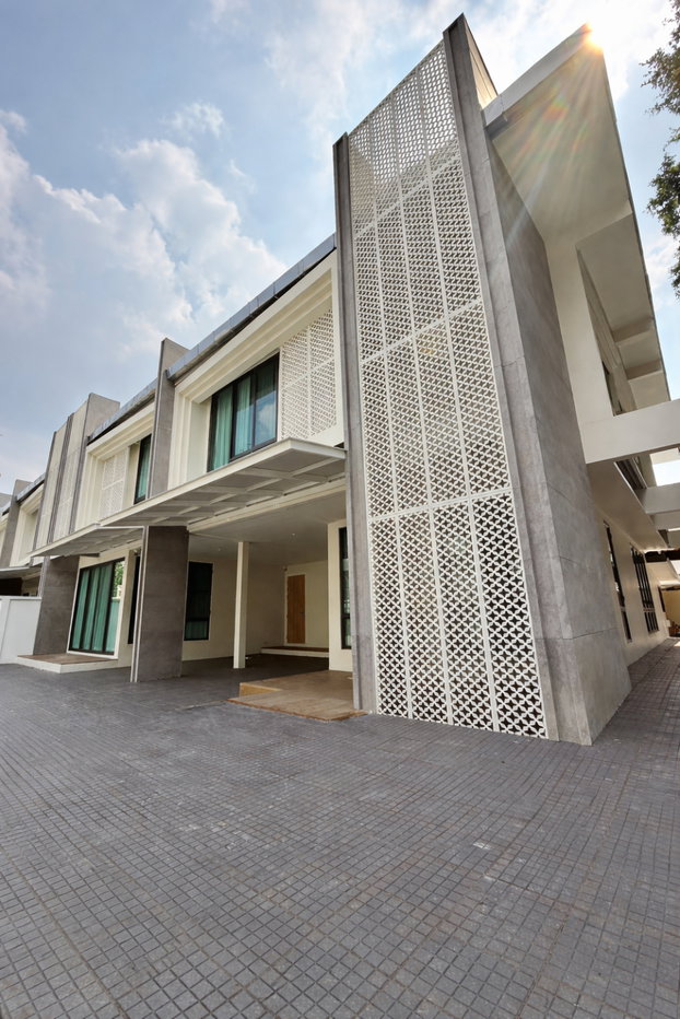 รูป ให้เช่าทาวน์โฮมหรูขนาดใหญ่ Klang Ni Was Sukhumvit 49 พื้นที่ใช้สอยกว้าง ทำเลใจกลางสุขุมวิท รายล้อมด้วยแหล่งไลฟ์สไตล์  - รูปที่ 1/21