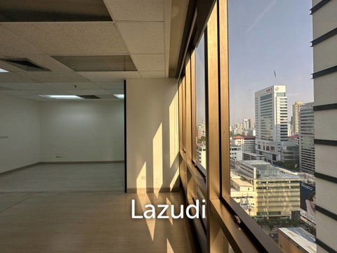 70 sqm bright office for rent at 253 Asoke Building Khlong Toei Nuea Bangkok