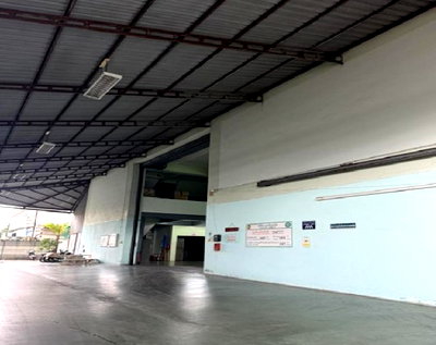 เช่าโรงงาน กรุงเทพมหานคร : ให้เช่าโกดังพร้อมสำนักงาน / อาคาร 4 ชั้นครึ่ง / พระราม 2 ซอย 51 ทำเลดีมาก ตรงข้าม Central พระราม 2 / รถเทรลเลอร์ 40 ฟุต เข้าออกได้