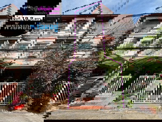 รูป ขายทาวน์เฮ้าส์ นวมินทร์111แยก4 หมู่บ้านปริญลักษณ์-แจ่มจันทร์ พร้อมอยู่19.2ตรว. ราคา3.49ล้าน โครงการห่างจากถนนเกษตร-นวมินทร์ เพียง250เมตร - รูปที่ 1/14