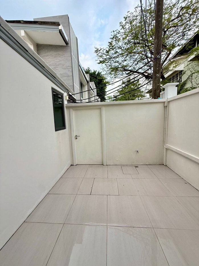 รูป ให้เช่าทาวน์โฮมหรู Klang Ni Was Sukhumvit 49 ทำเลทองกลางสุขุมวิท พื้นที่ใช้สอยใหญ่ พร้อมอยู่ เดินทางสะดวก เข้าออกได้หลายเส้นทาง (เลี้ยงสัตว์ได้) - รูปที่ 14/25