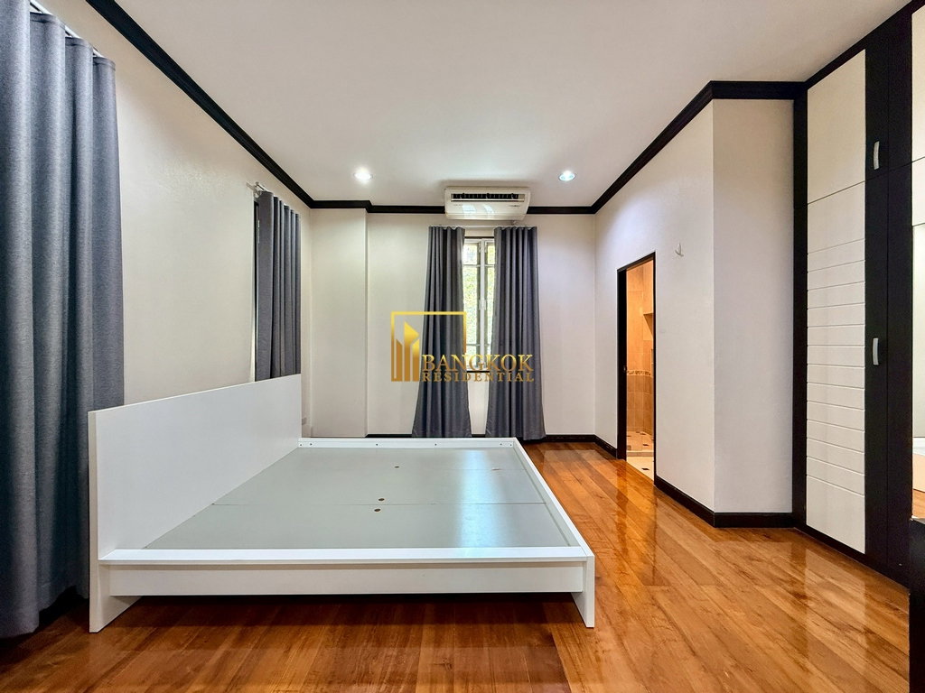 รูป Spacious 4 Bedroom House For Rent in Popular Ekkamai Area - BR27871SH - รูปที่ 28/39