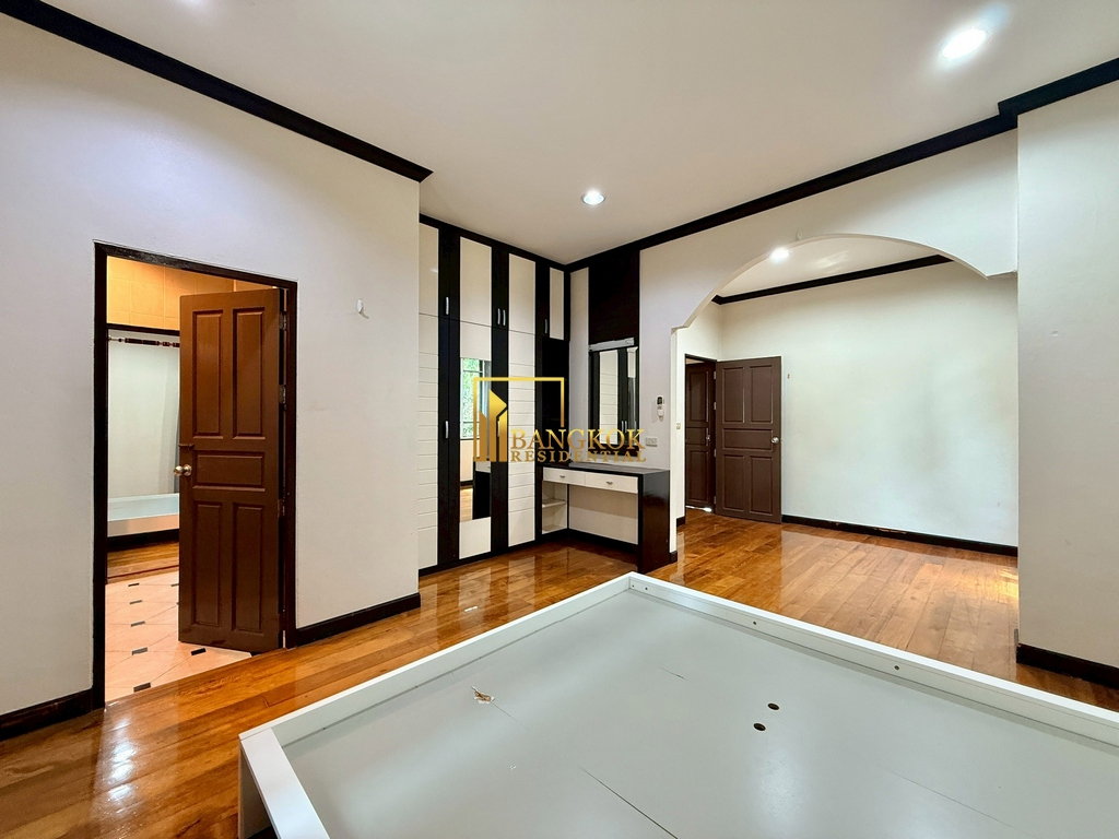รูป Spacious 4 Bedroom House For Rent in Popular Ekkamai Area - BR27871SH - รูปที่ 29/39