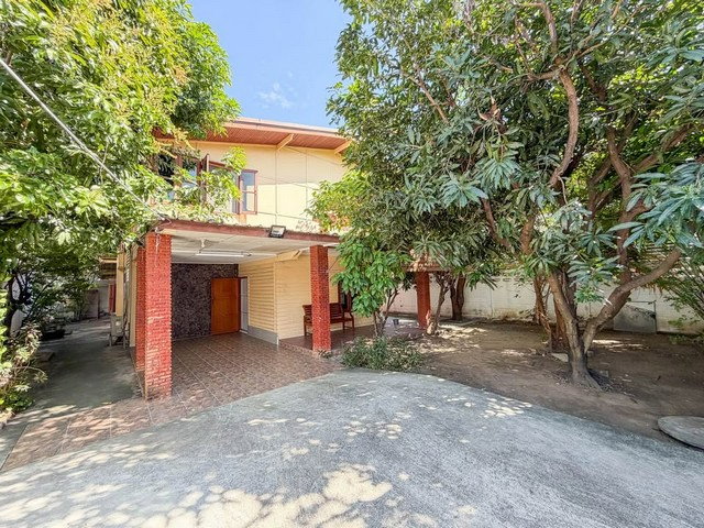 รูป HR3345ให้เช่าบ้านไม้สุดคลาสสิก 86 ตร.ว. ใจกลางเอกมัย 10 – พื้นที่สวนร่มรื่น จอดรถจุใจ หายากที่สุดในย่านนี้ เปลี่ยนเสน่ห์บ้านไม้ 50 ปี  ใจกลางเอกมัย - รูปที่ 4/8