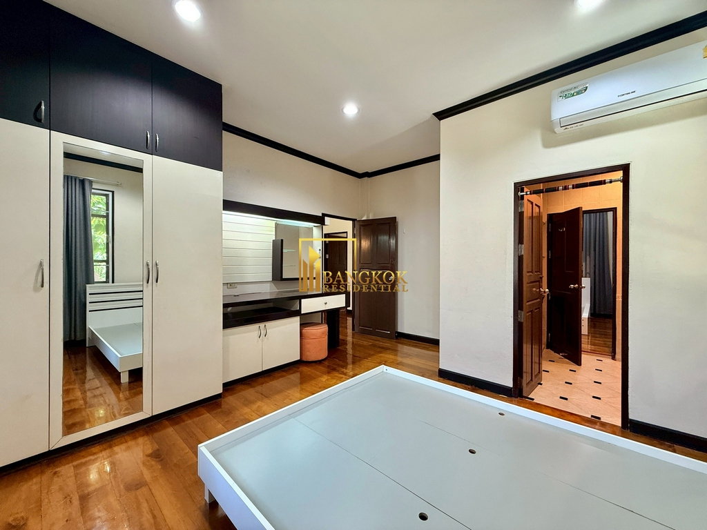 รูป Spacious 4 Bedroom House For Rent in Popular Ekkamai Area - BR27871SH - รูปที่ 31/39