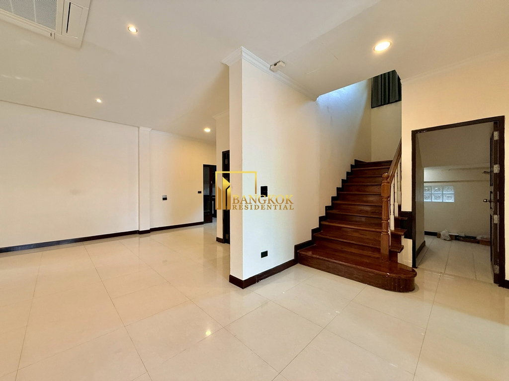 รูป Spacious 4 Bedroom House For Rent in Popular Ekkamai Area - BR27871SH - รูปที่ 16/39