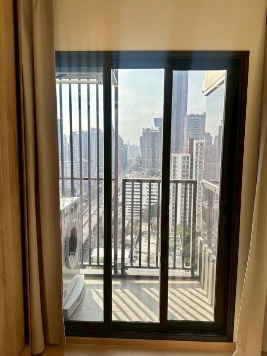 รูป 🔥 “17,000 เท่านั้น ห้องชั้นสูงวิวเมือง ใกล้ MRT พระราม 9 — ห้องแบบนี้หลุดเร็ว จองก่อนมีสิทธิ์ก่อน” - รูปที่ 4/10