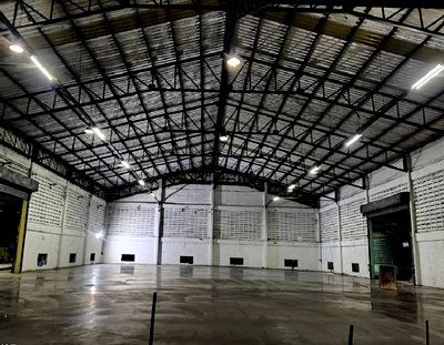 เช่าโรงงาน เขตคลองสามวา : ให้เช่าโกดังพร้อมสำนักงาน / พื้นที่ 1225 ตารางเมตร / ทำเล หทัยราษฎร์ มีนบุรี รามอินทรา / ซอยรามอินทรา 117 / รถเทรลเลอร์ เข้าออกได้