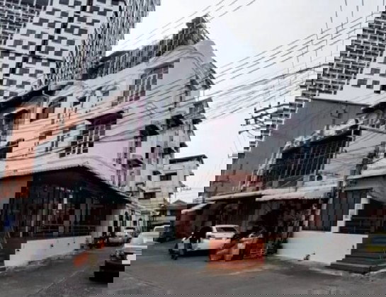 รูป ให้เช่าทาวน์โฮม 3 ชั้น หลังมุม ซอยพระราม 9 ซอย 11 รีโนเวทใหม่ เฟอร์นิเจอร์บางส่วน ทำเลดีมาก / เหมาะหลากหลายธุรกิจ หรือ Office - รูปที่ 1/9