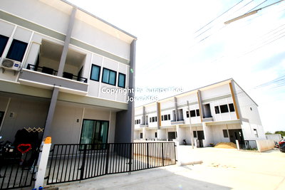 เช่าทาวน์โฮม ปทุมธานี : ให้เช่า ทาวน์เฮ้าส์ 2 ชั้น ทรัพย์ธานี6 คลอง8 ธัญบุรี รังสิต นครนายก ปทุมธานี หลังมุม 21 ตร.ว 4นอน บ้านใหม่