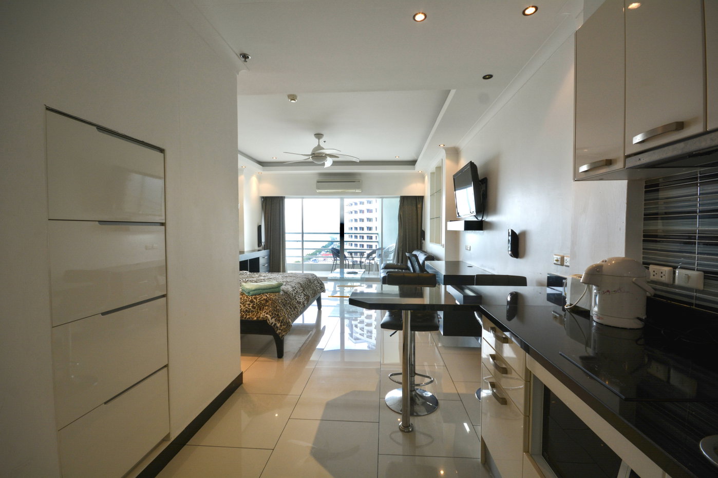 รูป Luxury Studio Condo for Sale in Jomtien Pattaya at View Talay 8 - รูปที่ 1/16