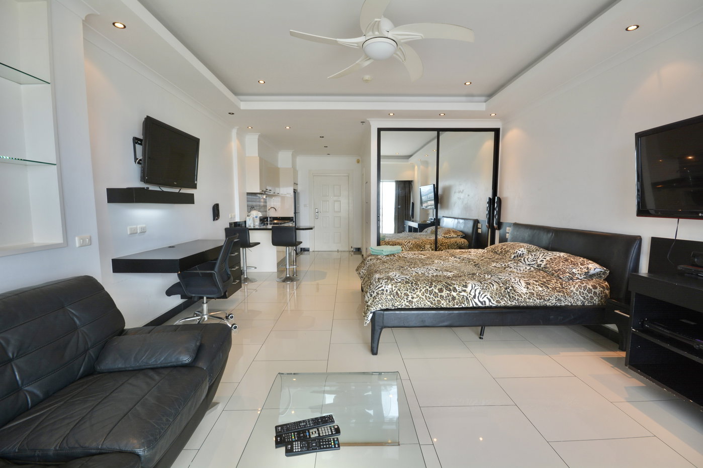 รูป Luxury Studio Condo for Rent in Jomtien Pattaya at View Talay 8 - รูปที่ 2/16