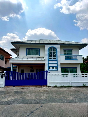 Houses for sale Lumlukka Road :  Two-story detached house, corner unit, convenient transportation.