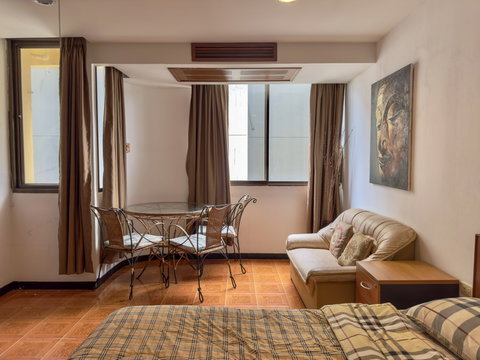 Studio Condo for Sale in Pratumnak Hill at Thep Thip Mansion