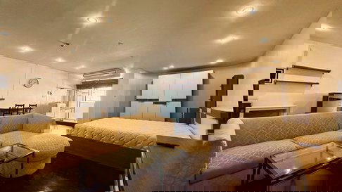 🏙️ Spacious Studio with Stunning Unblocked City Views in Silom! For Rent: ITF Silom Palace 56 sqm of pure comfort in the heart of the CBD.