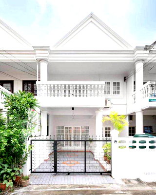 Townhouses for rent Bangkok : For Rent: 2-Storey Townhome Near BTS Bearing (SPSSR152)