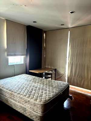 Condos for rent : For rent Baan Siri Silom, very affordable price, beautiful renovated room, next to Bangkok Christian School, BTS Surasak.