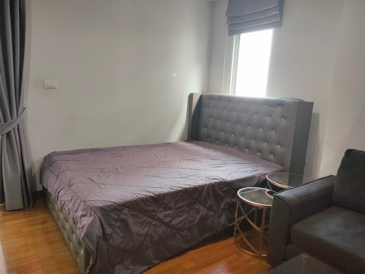 picture Regent Home 27 floor 21  corner room - 3/9