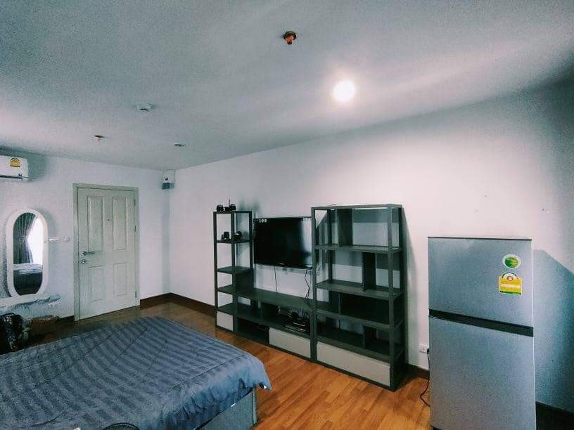 picture Regent Home 27 floor 21  corner room - 5/9