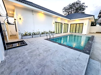 Houses for sale Chonburi : East Pattaya Pool Villa for Sale 4BR House Siam Country Club