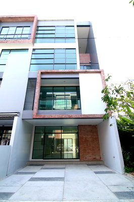 ทาวน์โฮม เขตบางคอแหลม : ขายทาวน์โฮม 4 ชั้น หลังมุม โครงการสิริ สแควร์ เจริญกรุง ทำเลดี เดินทางสะดวก