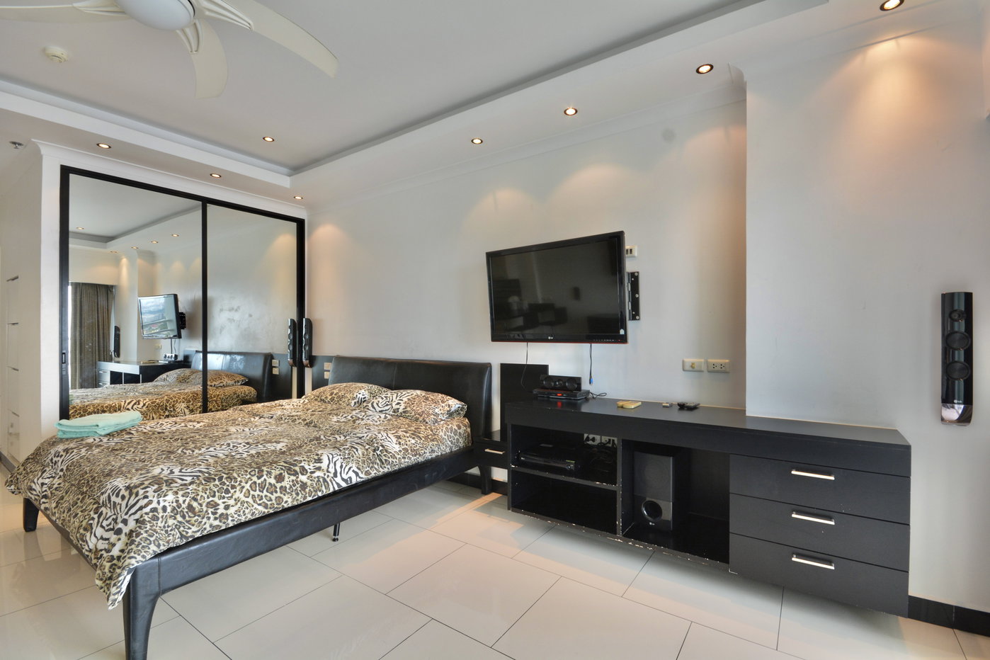 รูป Luxury Studio Condo for Sale in Jomtien Pattaya at View Talay 8 - รูปที่ 4/16
