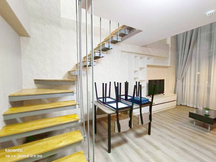 รูปภาพ ให้เช่าด่วน Zoom Condo 49 ราคา 13,500 บาท ห้องนอน 1 Duplex ขนาด 50 ตร.ม. ชั้น 5 วิวโครงการด้านหน้า