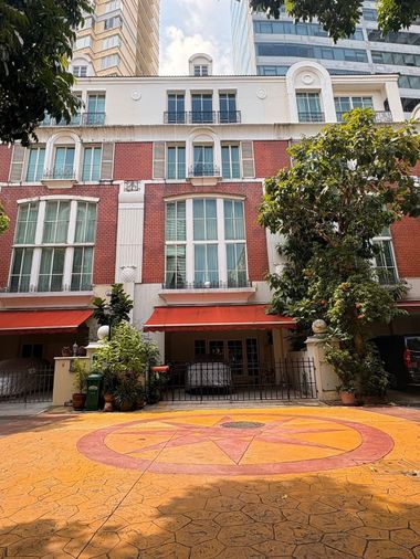 ขายทาวน์โฮม 3 ห้องนอน 350 ตร.ม. 27.1 ตร.ว. บ้านกลางกรุง ทองหล่อ