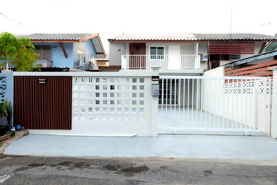 Twin houses for sale วิทยาลัยเทคนิคดอนเมือง : Newly renovated twin house in Pin Charoen 3, Soi Song Prapha 4. Absolutely stunning!