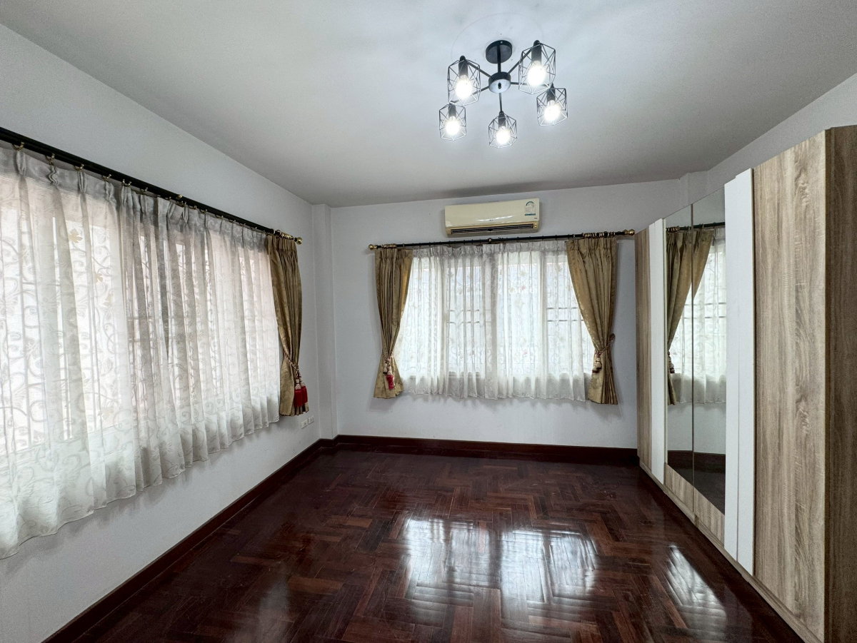 picture Two-story detached house, corner unit, convenient transportation. - 32/36