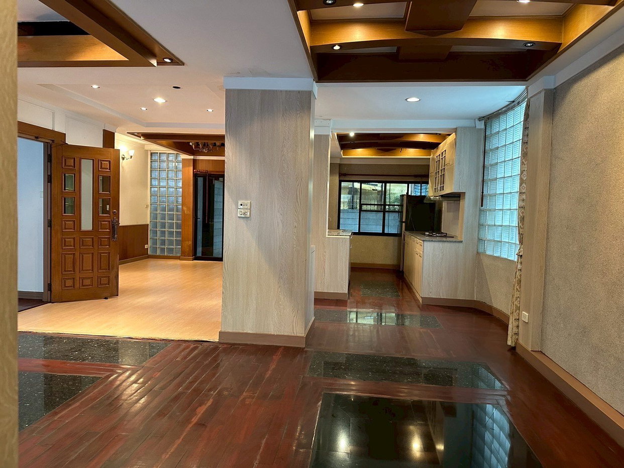 รูป Luxury Townhouse for Sale Thonglor | Family Home Best Value | Near BTS Thonglor | 33,000,000 THB | ทาวน์เฮ้าส์หรูขาย ทองหล่อ เหมาะครอบครัว คุ้มค่า ใกล้ BTS ทองหล่อ 33,000,000 บาท – LTH12647 - รูปที่ 1/9