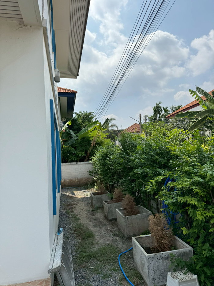 picture Two-story detached house, corner unit, convenient transportation. - 4/36