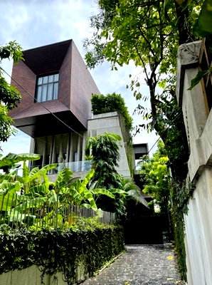 บ้านเดี่ยว ม.สวนดุสิต : LTHC7403 –Modern Pool Villa FOR SALE 5 beds 6 baths Size 850 Sq.M. Near BTS Ekkamai Station ONLY 125 MB