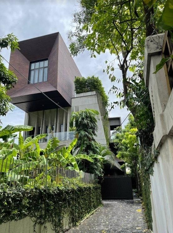 รูป LTHC7403 –Modern Pool Villa FOR SALE 5 beds 6 baths Size 850 Sq.M. Near BTS Ekkamai Station ONLY 125 MB - รูปที่ 1/12