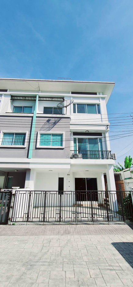 รูป ขายทาวน์โฮม 3 ชั้น หลังมุม ปรับปรุงใหม่ทั้งหลัง หมู่บ้านวิรัลพัชร Exclusive เดินทางสะดวก ใกล้รถไฟฟ้าสายสีเหลือง - รูปที่ 1/15