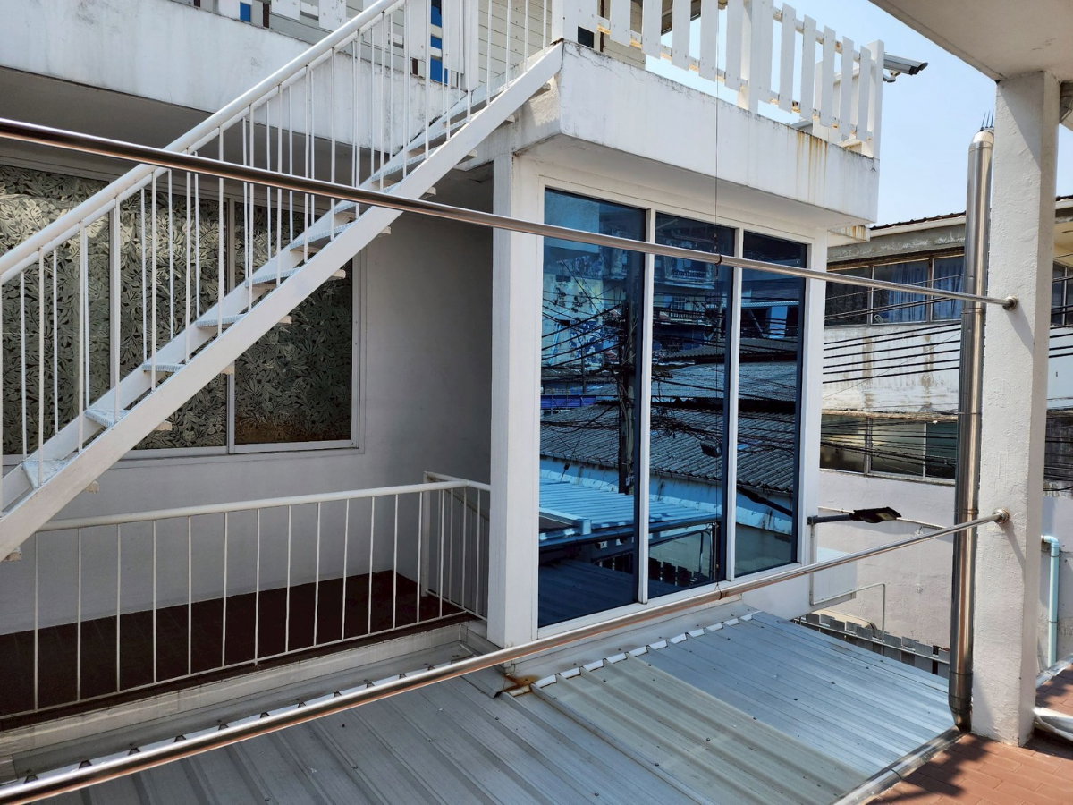 รูป ขายบ้านพร้อมที่ดิน รามอินทรา 42 ใกล้รถไฟฟ้าอินทรา กม.6เพียง 1 นาที เหมาะเป็นhome office - รูปที่ 10/21