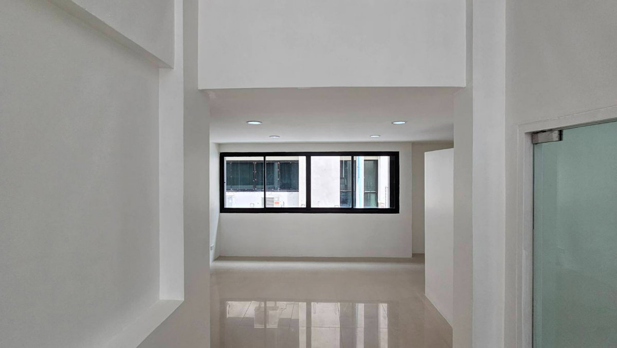 รูป ทาวน์โฮม 3.5 ชั้น ทาวน์อินทาวน์ ใกล้โรงเรียนบดินทร์เดชา - โรงเรียนนานาชาติ เชื่อมต่อเส้นเลียบทางด่วนได้ทันที พร้อมเดินทางไปเอกมัย-ทองหล่อ 🚘 - รูปที่ 20/28