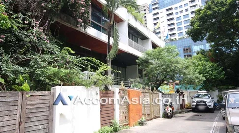 🔼🔽 AccomA 📩 Vintage-style house with red stair and open layout (110169)