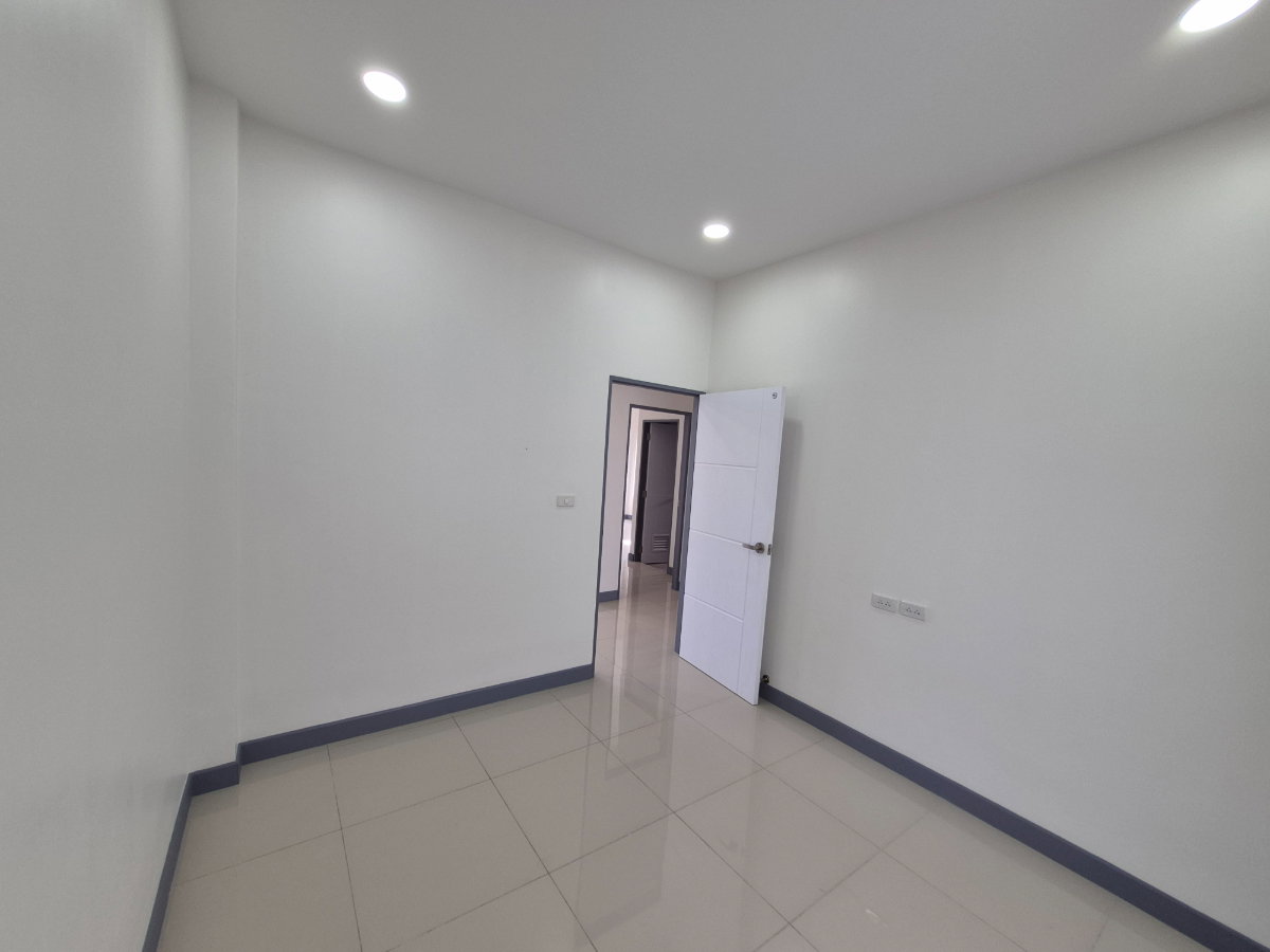 รูป บ้านเดี่ยวหลังใหญ่ สไตล์ยุโรป พื้นที่กว้าง ราคาดีเพียง 2.59 ล้าน ฟรีค่าโอน เข้าอยู่ได้ทันที! - รูปที่ 8/9