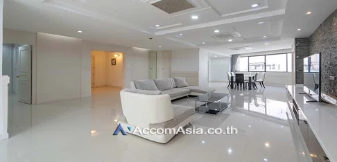 🔼🔽 AccomA 📩 Elegant wooden condominium with warm tones and dining alcove (23622)