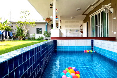 Houses for sale Chonburi : Detached 2-storey house for sale in Ban Bueng, Chonburi, located in Burapha Mountain Village. Corner unit with a private swimming pool, 83 square wah