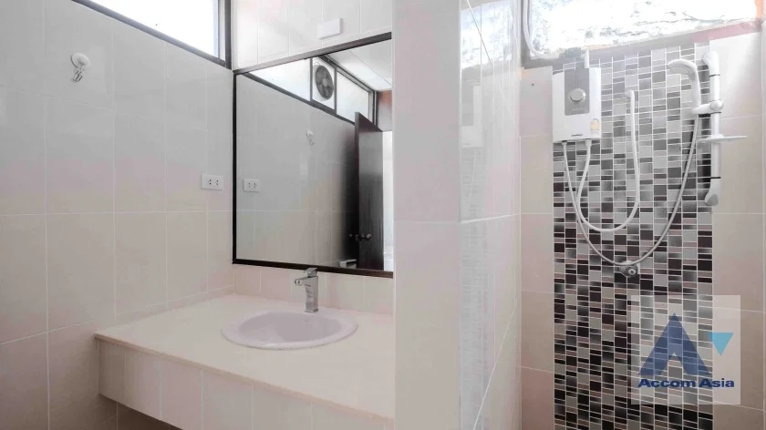 รูป 🔼🔽 AccomA 📩 Bright condominium with curved windows and open-plan living in Sukhumvit (24409) - รูปที่ 14/20