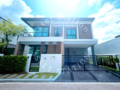 Houses for sale Bangna Commercial College : 📍For Sale: Single Detached House‼️ Bangkok Boulevard Bangna KM.5, Samut Prakan Beautiful location on the main road, easy access