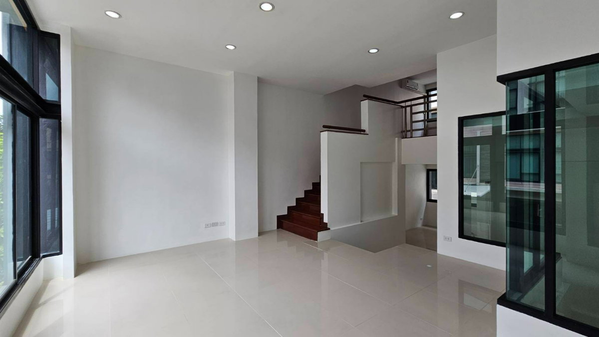 รูป ทาวน์โฮม 3.5 ชั้น ทาวน์อินทาวน์ ใกล้โรงเรียนบดินทร์เดชา - โรงเรียนนานาชาติ เชื่อมต่อเส้นเลียบทางด่วนได้ทันที พร้อมเดินทางไปเอกมัย-ทองหล่อ 🚘 - รูปที่ 11/28