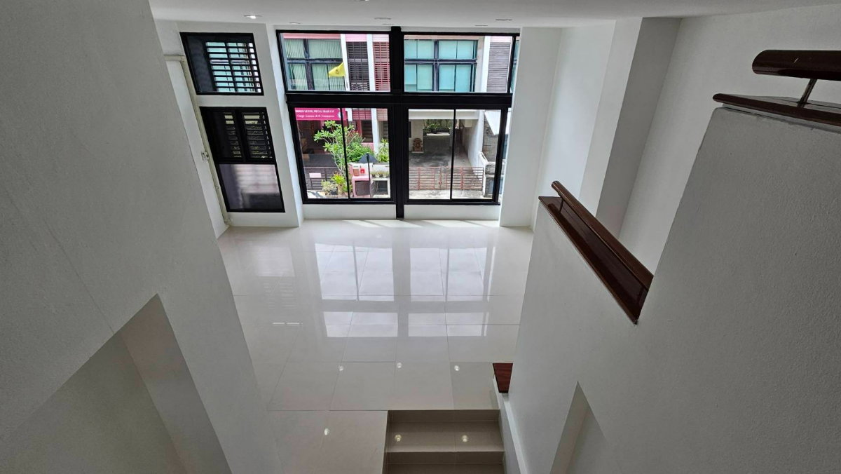 รูป ทาวน์โฮม 3.5 ชั้น ทาวน์อินทาวน์ ใกล้โรงเรียนบดินทร์เดชา - โรงเรียนนานาชาติ เชื่อมต่อเส้นเลียบทางด่วนได้ทันที พร้อมเดินทางไปเอกมัย-ทองหล่อ 🚘 - รูปที่ 9/28