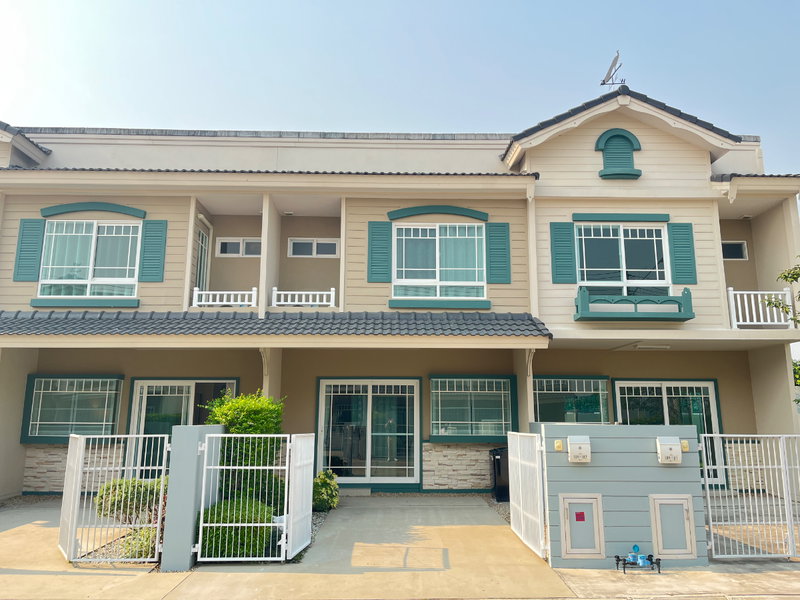 ทาวน์โฮมให้เช่า : 📣  ปล่อยเช่าทาวน์โฮมคลาสสิกสไตล์ยุโรป โครงการ Villagio สันทราย (หิ้วกระเป๋าเข้าอยู่ได้เลย!) 🏡