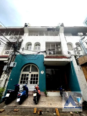 Houses for rent BTS Nana : 🔼🔽 AccomA 📩  3 BR House in Khlong Toei Nuea (39186)