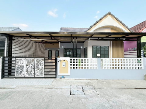 ขายบ้านรีโนเวท  🏡 หมู่บ้านนันทวัน 4 (เลียบวารี 53) 👉 เนื้อที่ 27.6 ตร.ว. 🔧รีโนเวทใหม่ทั้งหลัง พร้อมเข้าอยู่ 🌟ราคาเพียง 2.3 ล้านบาท