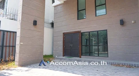 🔼🔽 AccomA 📩 Modern townhouse with natural light in Sathorn, Bangkok (AA27149)